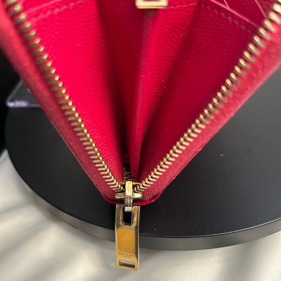 Saint Laurent Matelasse Grain de
Poudre Monogram Zip Around - Picture 4 of 16